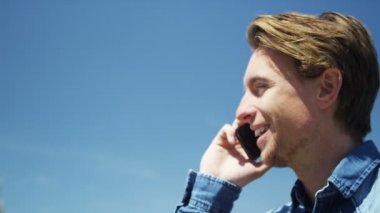 Cep telefonuyla konuşan adam.