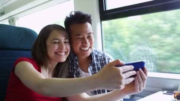 Amis prenant selfie avec smartphone — Video