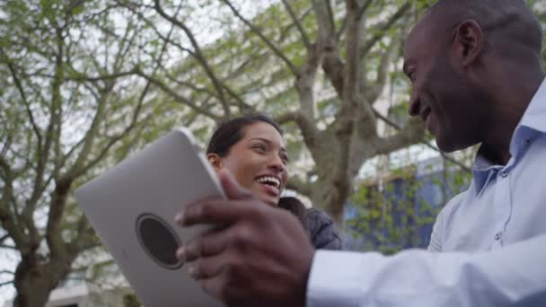 Paar nutzt Computer-Tablet im Freien — Stockvideo