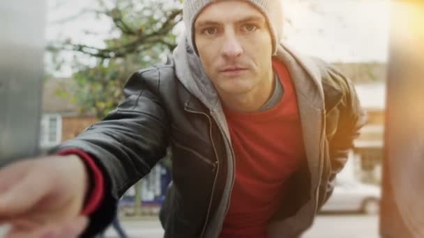 Hombre usando cajero automático — Vídeos de Stock