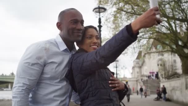 Casal tirando uma selfie no smartphone — Vídeo de Stock