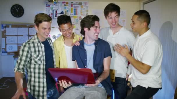 Programmeurs d'ordinateurs travaillant dans le bureau 