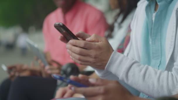 Vrienden met behulp van technologie buitenshuis — Stockvideo