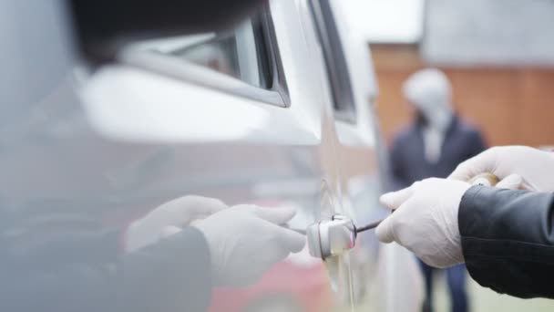 Criminal utiliza destornillador para entrar en un coche — Vídeo de stock