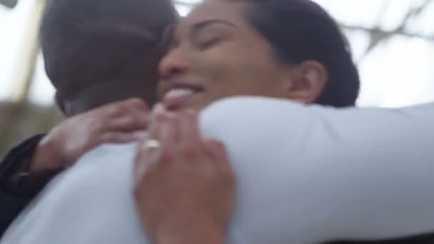  femme se précipite pour saluer son petit ami 