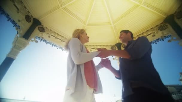 Casal dançando em bandeja — Vídeo de Stock