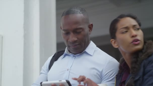 couple utilisant le smartphone pour les directions 