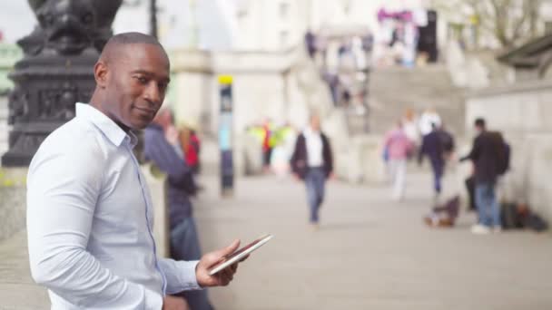 Hombre usando tableta digital — Vídeo de stock