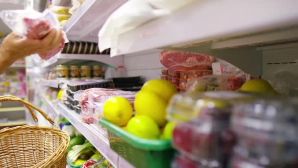 Mulher colocando comida em cesto — Vídeo de Stock