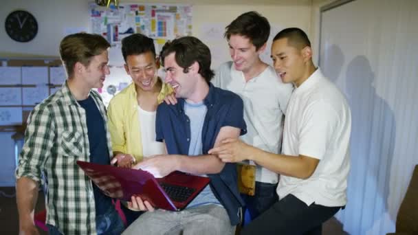 Programmeurs d'ordinateurs travaillant dans le bureau 