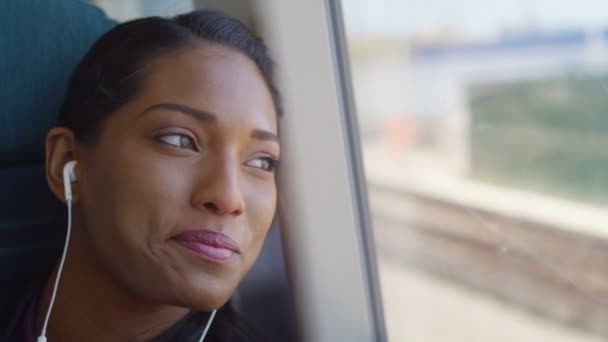 Γυναίκα με ακουστικά χαλαρώνει στο ταξίδι με το τρένο — Αρχείο Βίντεο