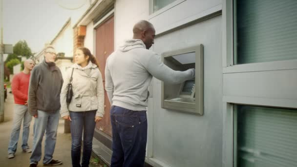 Pessoas fazendo fila para conseguir dinheiro — Vídeo de Stock