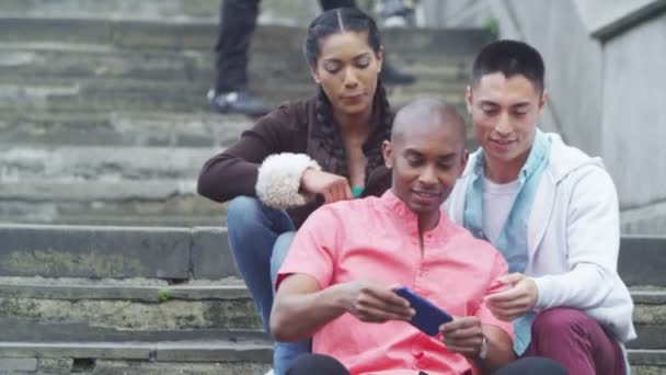 Amigos posan para tomar una selfie con smartphone — Vídeo de stock