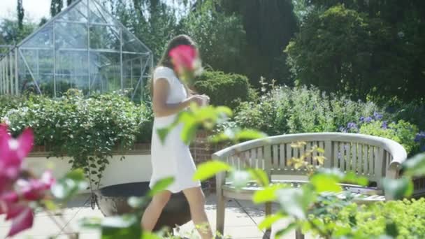 Femme se détendre avec un verre dans le jardin — Video