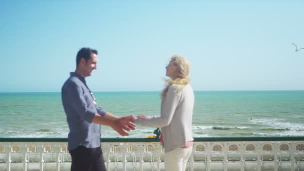 Пара на пляжном поцелуе — стоковое видео
