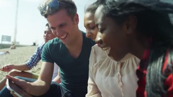 amis utilisant une tablette informatique  