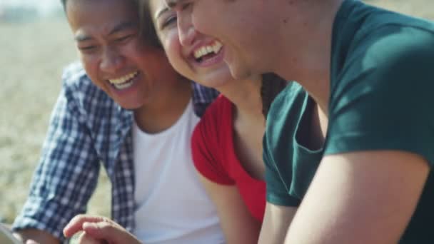 amis utilisant une tablette informatique  