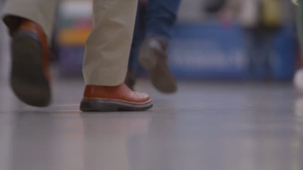 Ноги пешком через оживленную общественную зону — стоковое видео