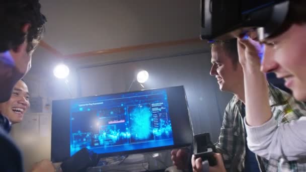Геймеры удаляют зрителей виртуальной реальности после игры — стоковое видео