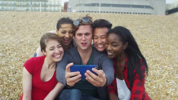 Amigos posan para la foto en la playa — Vídeos de Stock