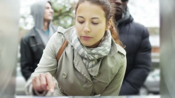 Femme prend l'argent de la machine ATM — Video