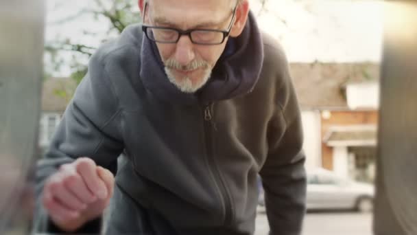 Чоловік використовує банкомат — стокове відео