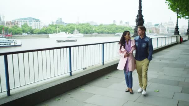 Couple walking by the side of  Thames — Stock Video