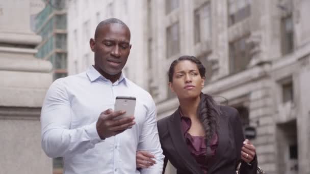 Pareja usando el teléfono inteligente para direcciones — Vídeo de stock