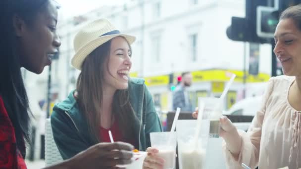 Vrienden chatten op terras — Stockvideo