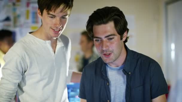 Programmeurs d'ordinateurs travaillant dans le bureau 