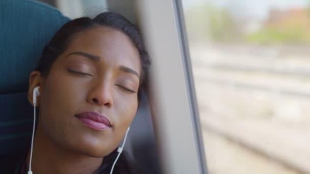Frau mit Kopfhörern schläft auf Reise — Stockvideo