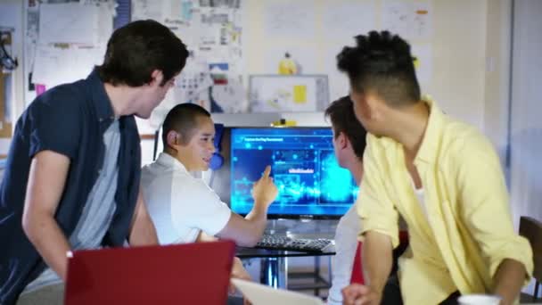 équipe de conception travaillant sur un projet 