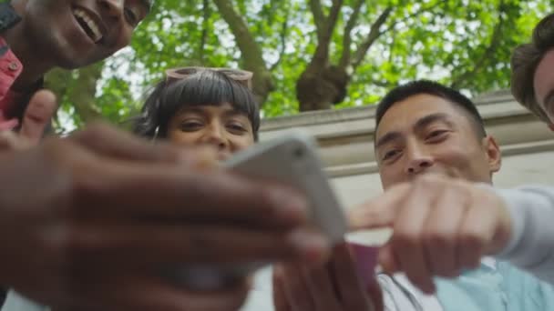 Друзья смотрят на смартфоны — стоковое видео