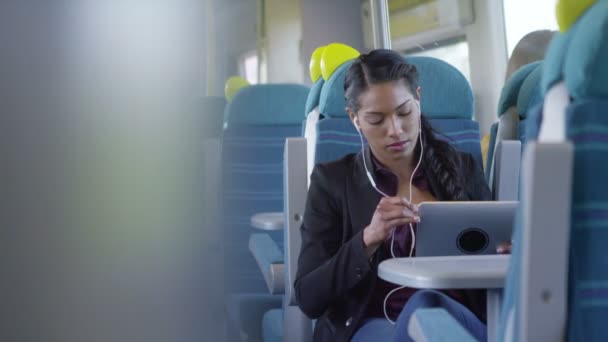 女人放松耳机与平板电脑 — 图库视频影像