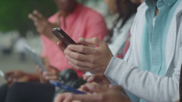 amis utilisant la technologie à l'extérieur 