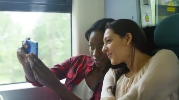 Teman mengambil selfie dengan smartphone — Stok Video