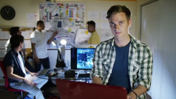 programmeur informatique travaillant dans le bureau 