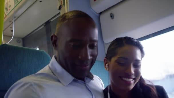 Pose de casal para selfie com telefone da câmera — Vídeo de Stock