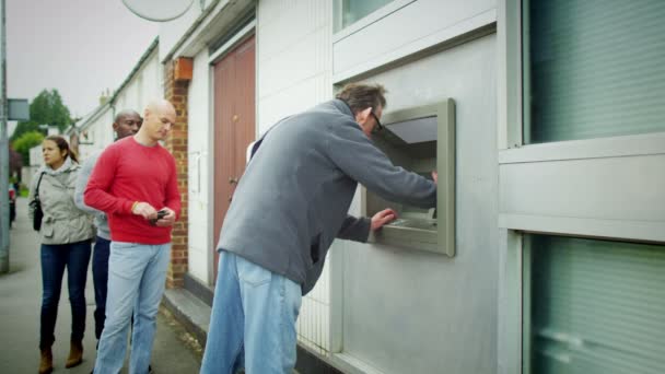 Mensen queuing om contant geld — Stockvideo