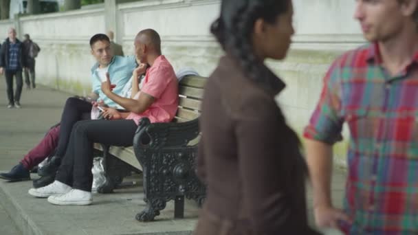 couple souriant en milieu urbain 