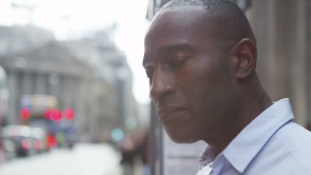 Hombre mirando el teléfono móvil — Vídeos de Stock