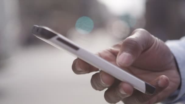 Männerhand mit Smartphone — Stockvideo