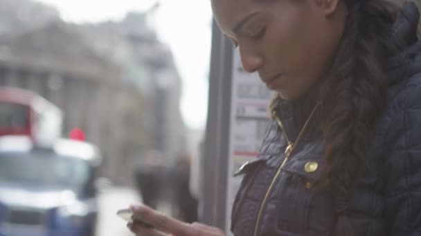 Žena při pohledu na mobilní telefon — Stock video