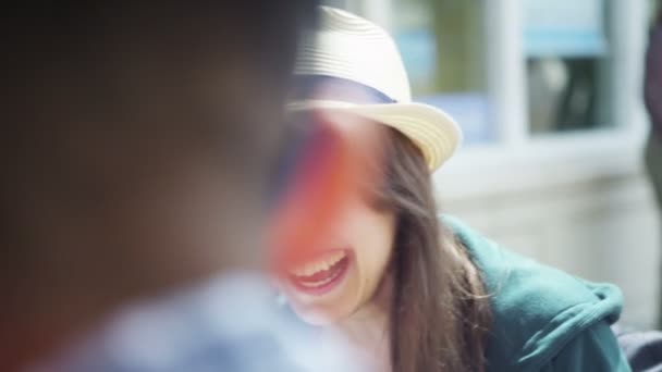 Amigos charlando en la cafetería al aire libre — Vídeos de Stock