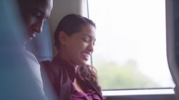 Mujer mirando tableta del ordenador — Vídeos de Stock