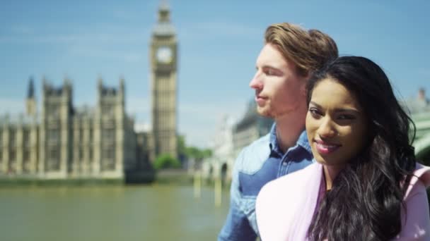 ロンドン国会議事堂の前でカップル — ストック動画