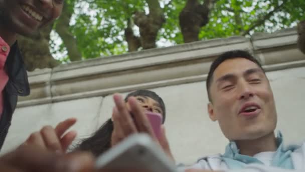 amis à la recherche de smartphones  