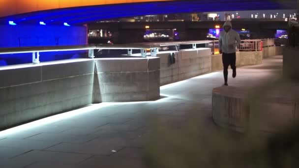 Mann läuft durch die Stadt — Stockvideo