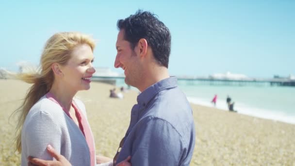 Par på stranden leende till kamera — Stockvideo