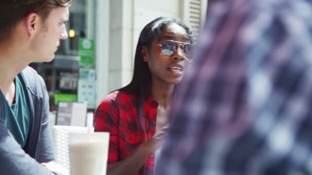 Друзья общаются в кафе на открытом воздухе — стоковое видео